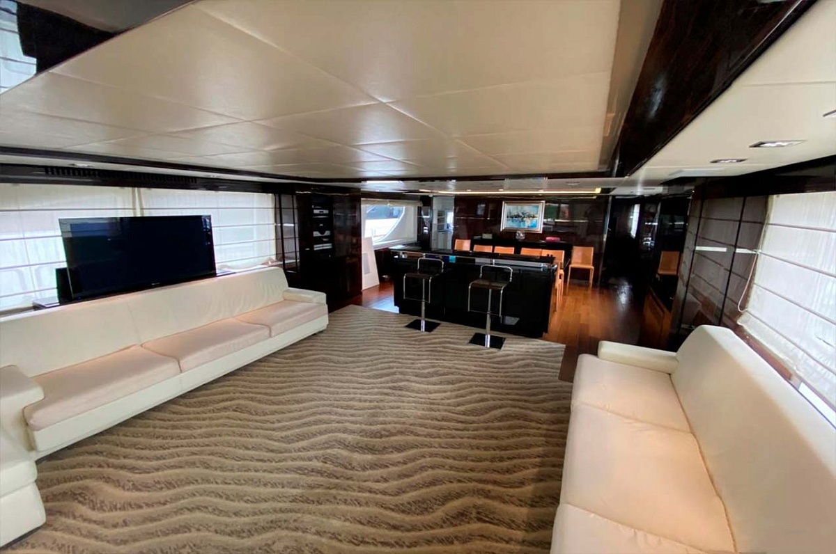Аренда моторной яхты Azimut 116 в Сочи